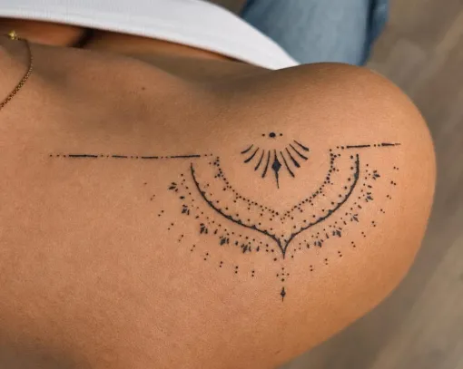 Tatouage fineline, ornemental et dotwork à Golfe-Juan près de Cannes. Créations délicates, féminines et personnalisées.