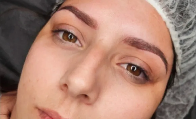 Création complète sourcils poudrés en maquillage permanent
