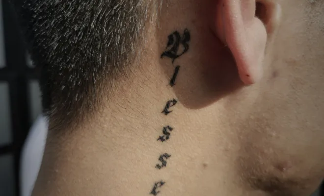 Cicatrisé sans retouches, Alabama Knox Tattoo , Cannes