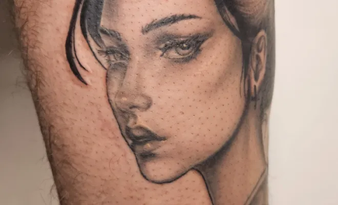 Tatouage frais  en réalisme d'une Geisha 