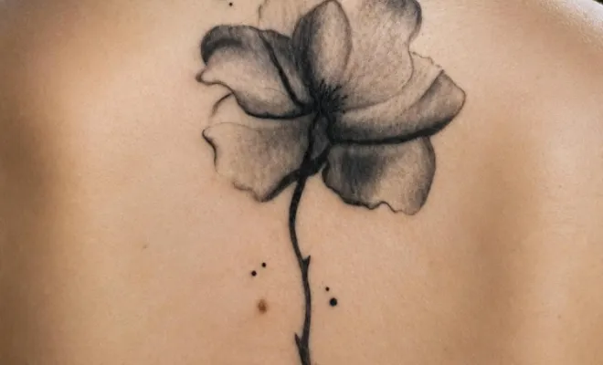 Tatouage floral cicatrisė noir et gris