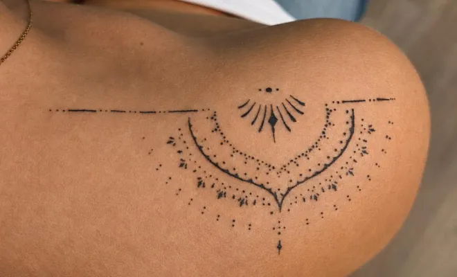 Tatouage fineline, ornemental et dotwork à Golfe-Juan près de Cannes. Créations délicates, féminines et personnalisées. Découvrez mon univers et réservez votre projet.