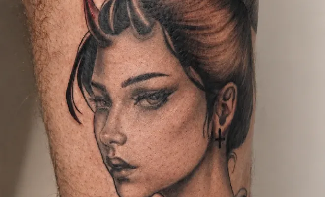 Tatouage frais en réalisme d'une Geisha 